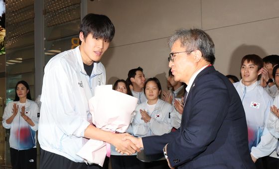 꽃다발 받는 김영범