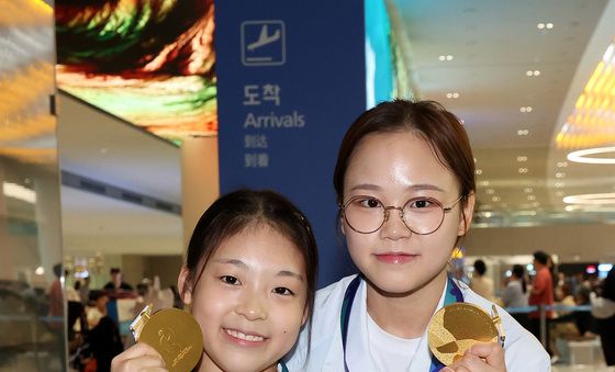 황서현·여서정 '금메달 들고 금의환향'