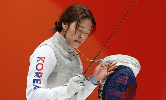 착잡한 표정의 박지희