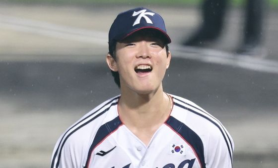 4회초 이닝 마친 최민석