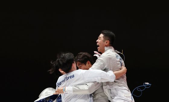 일본 꺾고 극적 드라마 쓴 한국 남자 펜싱 대표팀
