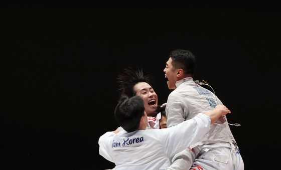 일본 꺾고 극적 드라마 쓴 한국 남자 펜싱 대표팀