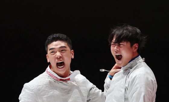 함께 기뻐하는 오상욱·황희근