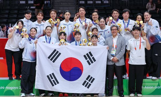 태극기 든 여자농구 대표팀