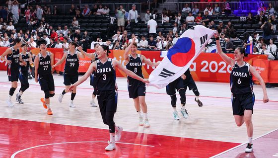 태극기 들고 코트 도는 여자농구 대표팀