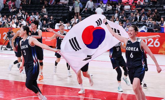 태극기 들고 한바퀴