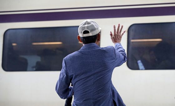손 흔들며 "안녕"