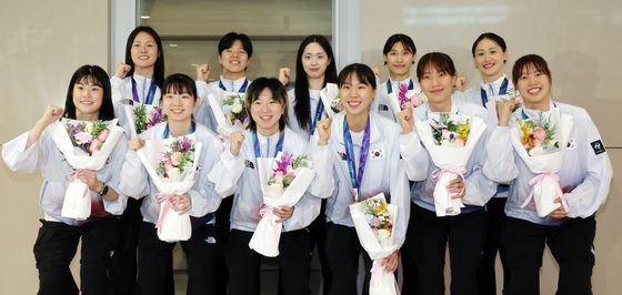 12년 만에 금빛 미소 안고 귀국한 대한민국 여자 농구대표팀