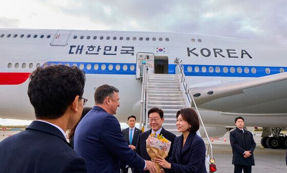 꽃다발 받는 김혜경 여사