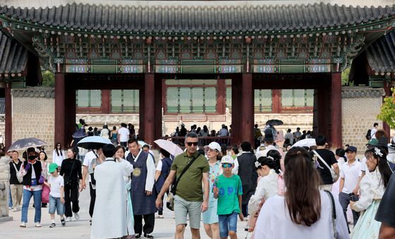 경복궁 찾은 관광객과 시민들