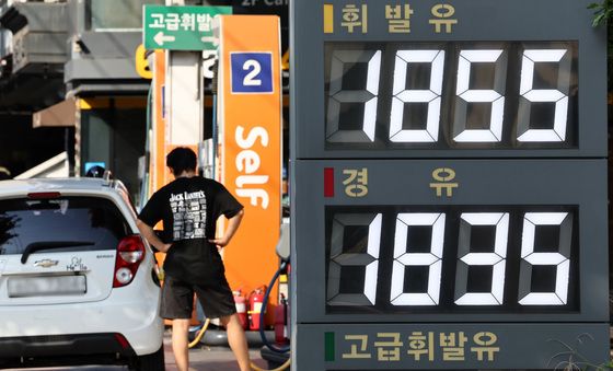 '최고가격제·고속도로 주유소 인하'…기름값 19주째 하락