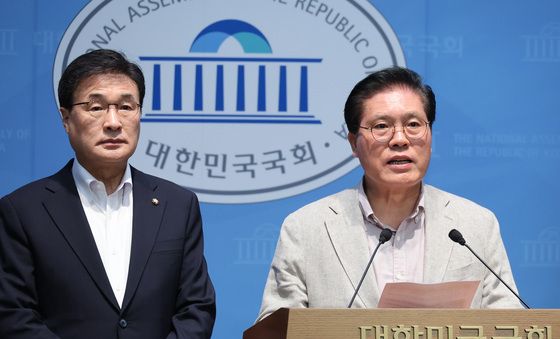 DMZ 지뢰 사고 관련 성명 발표하는 송석준