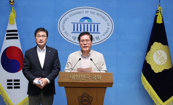 기자회견하는 송석준·김대식