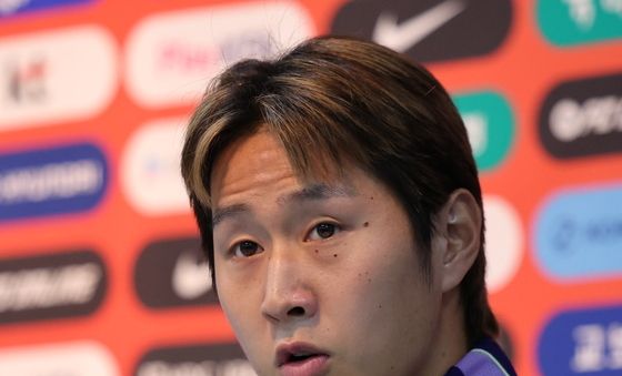 취재진 질문에 답변하는 이강인