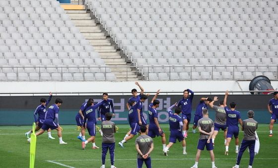 우루과이 전 앞두고 몸푸는 축구대표팀