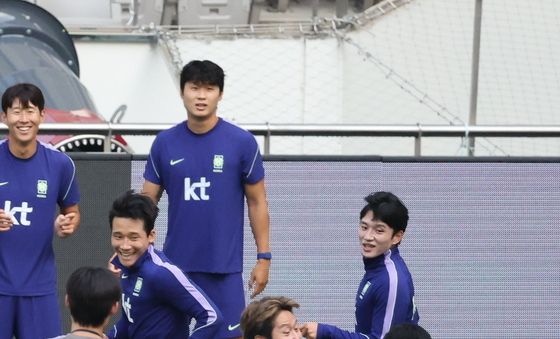 밝은 표정으로 훈련하는 축구대표팀
