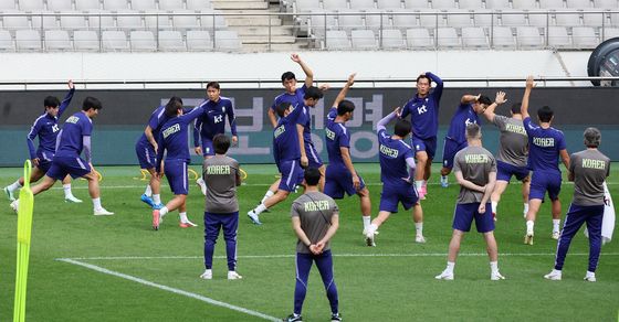 스트레칭하는 축구대표팀