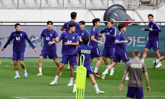 스트레칭으로 몸 푸는 대한민국 축구대표팀
