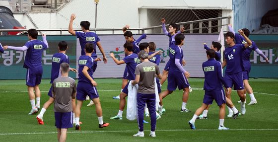 스트레칭으로 몸 푸는 대한민국 축구대표팀