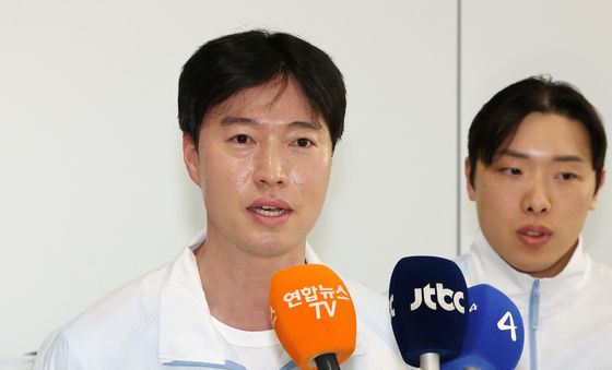 취재진 질문에 답변하는 원우영 감독