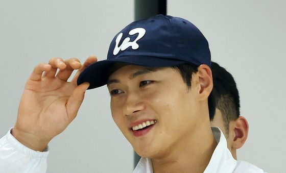 'AG 2개 대회 연속 2관왕' 오상욱, 팬들 연호에 쑥스러운 미소