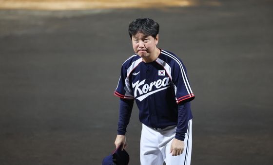 관중들 향해 인사하는 류지현 감독