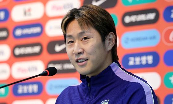 취재진 질문에 답변하는 이강인