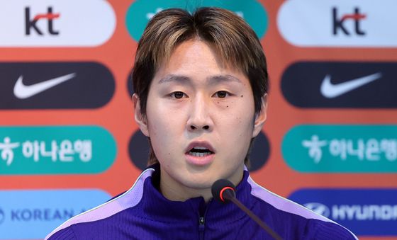 취재진 질문에 답변하는 이강인