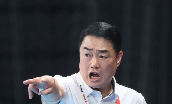 작전지시하는 이계청 감독