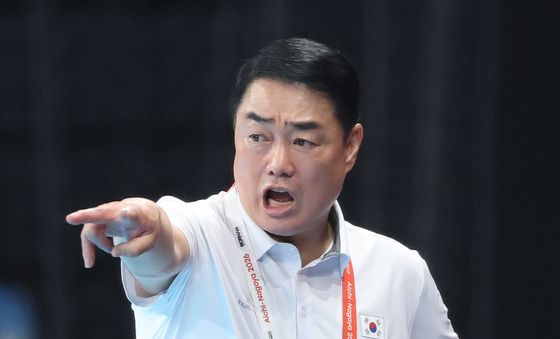 작전지시하는 이계청 감독