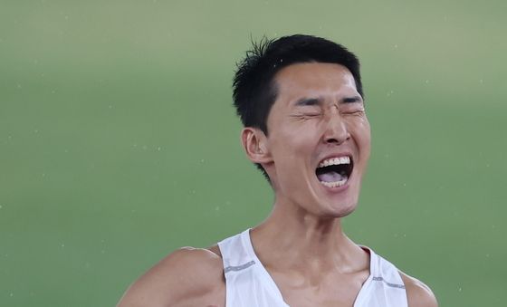 환호하는 우상혁 '2m14 성공'