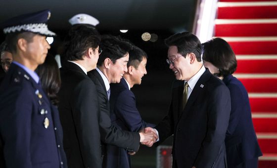 강훈식 비서실장과 인사하는 이재명 대통령