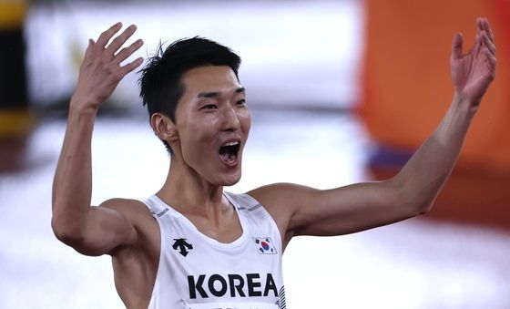 함성 유도하는 우상혁