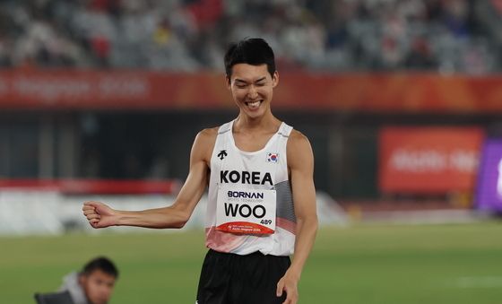 아쉬워하는 우상혁 '동메달 확정'