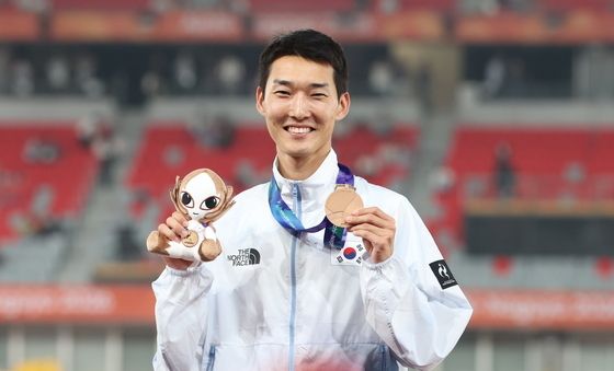 동메달 목에 건 '스마일 점퍼 우상혁'