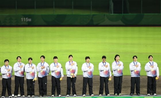 금메달 목에 건 대한민국 야구 대표팀 선수들