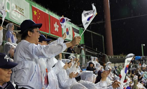 야구 응원하는 최휘영 장관