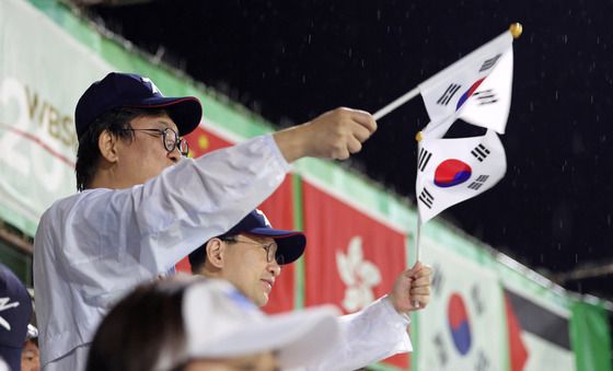 아시안게임 야구 응원하는 최휘영 장관
