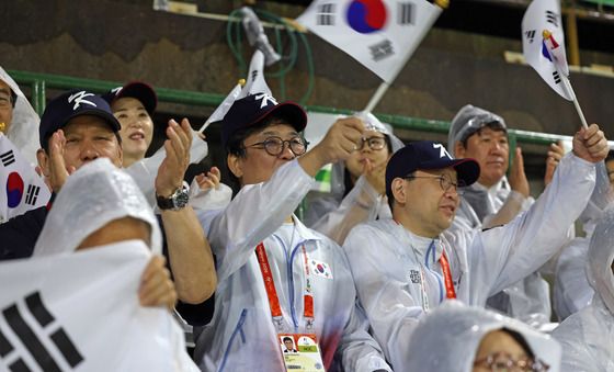 아시안게임 결승전 응원하는 최휘영 장관