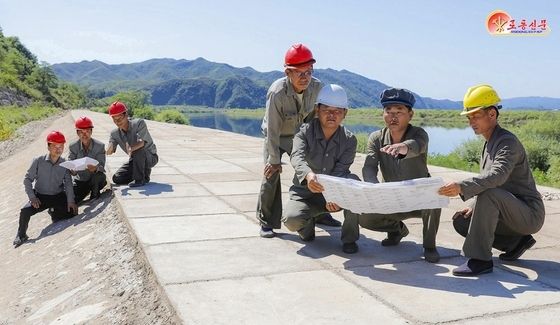 北 "삭주군서 압록강 제방공사 힘있게 추진"
