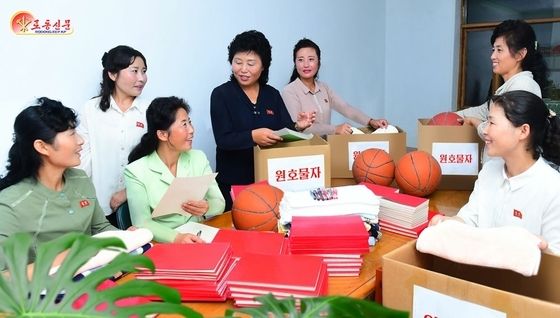 北, 군부대 지원한 여성 소개…"병사들의 어머니"