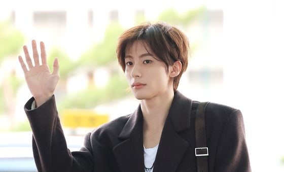 앤톤, 빛나는 손 인사
