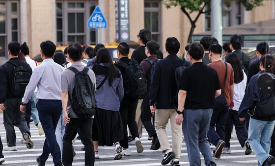 '짧은 연휴 보내고 다시 직장으로'
