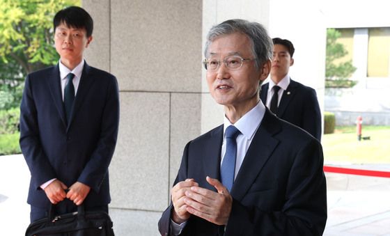 취재진 질문 답하는 조희대 대법원장