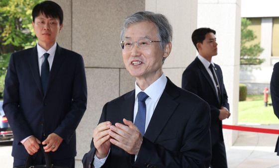 출근하며 질문 답하는 조희대 대법원장