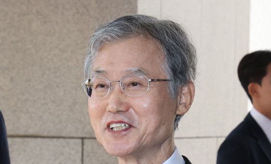 출근하며 질문 답하는 조희대 대법원장