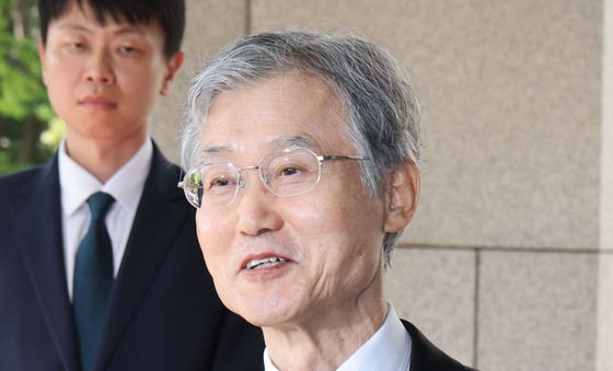 취재진 질문 답하는 조희대 대법원장