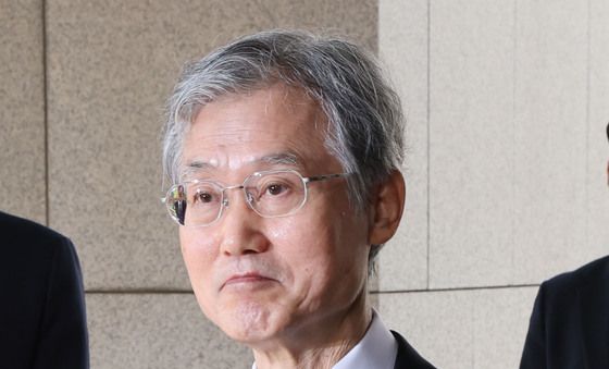 질문 듣는 조희대 대법원장