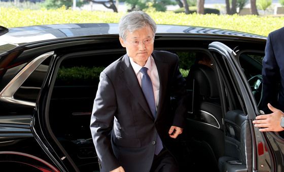 출근하는 조희대 대법원장