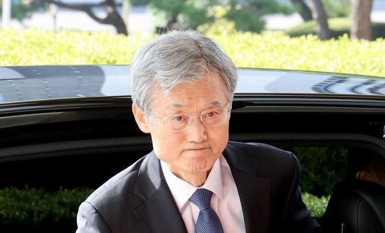 출근하는 조희대 대법원장